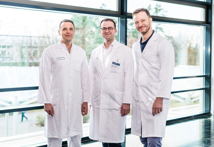 Prof. Dr. Arnholdt (Mitte) mit seinen Kollegen, dem geschäftsführenden Oberarzt Dr. Stefan Schnürer (links), und dem leitenden Oberarzt Dr. Maximilian Lerchenberger. Im Endoprothetikzentrum arbeitet ein qualifiziertes Team aus spezialisierten Ärzten sowie Pflegekräften, Therapeuten sowie weiteren Fachdisziplinen eng zusammen.
