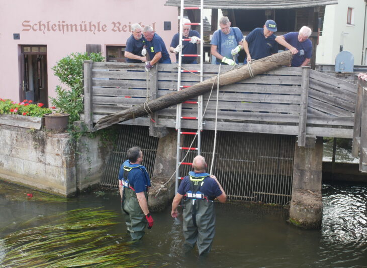 Das Technische Hilfswerk griff den Altstadtfreunden unter die Arme. Gemeinsam wuchteten die Helfer zwei schwere Baumstämme aus der Pegnitz. Sie hatten zuvor den Rechen der Schleifmühle an der Wasserbrücke blockiert. ⋌Foto: Altstadtfreunde Lauf