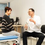 Prof. Dr. Jörg Arnholdt im Gespräch mit einer Patientin. Arnholdt ist Chefarzt der Orthopädie und Unfallchirurgie am Krankenhaus Lauf, Chefarzt der Orthopädie und Endoprothetik am Klinikum Nürnberg sowie Leiter des Endoprothetikzentrums Nürnberg.