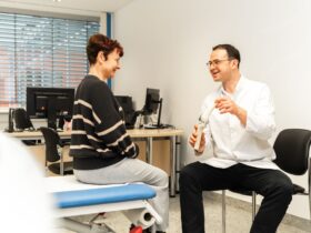 Prof. Dr. Jörg Arnholdt im Gespräch mit einer Patientin. Arnholdt ist Chefarzt der Orthopädie und Unfallchirurgie am Krankenhaus Lauf, Chefarzt der Orthopädie und Endoprothetik am Klinikum Nürnberg sowie Leiter des Endoprothetikzentrums Nürnberg.