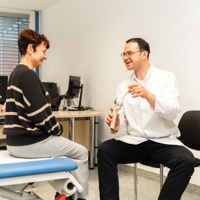Prof. Dr. Jörg Arnholdt im Gespräch mit einer Patientin. Arnholdt ist Chefarzt der Orthopädie und Unfallchirurgie am Krankenhaus Lauf, Chefarzt der Orthopädie und Endoprothetik am Klinikum Nürnberg sowie Leiter des Endoprothetikzentrums Nürnberg.