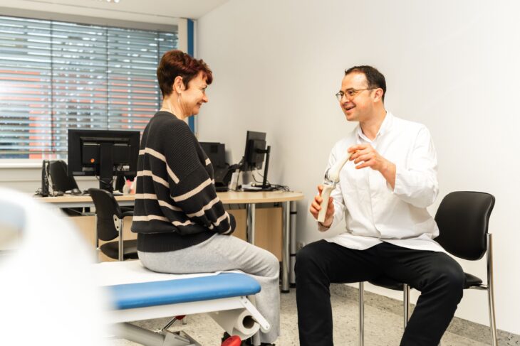 Prof. Dr. Jörg Arnholdt im Gespräch mit einer Patientin. Arnholdt ist Chefarzt der Orthopädie und Unfallchirurgie am Krankenhaus Lauf, Chefarzt der Orthopädie und Endoprothetik am Klinikum Nürnberg sowie Leiter des Endoprothetikzentrums Nürnberg.