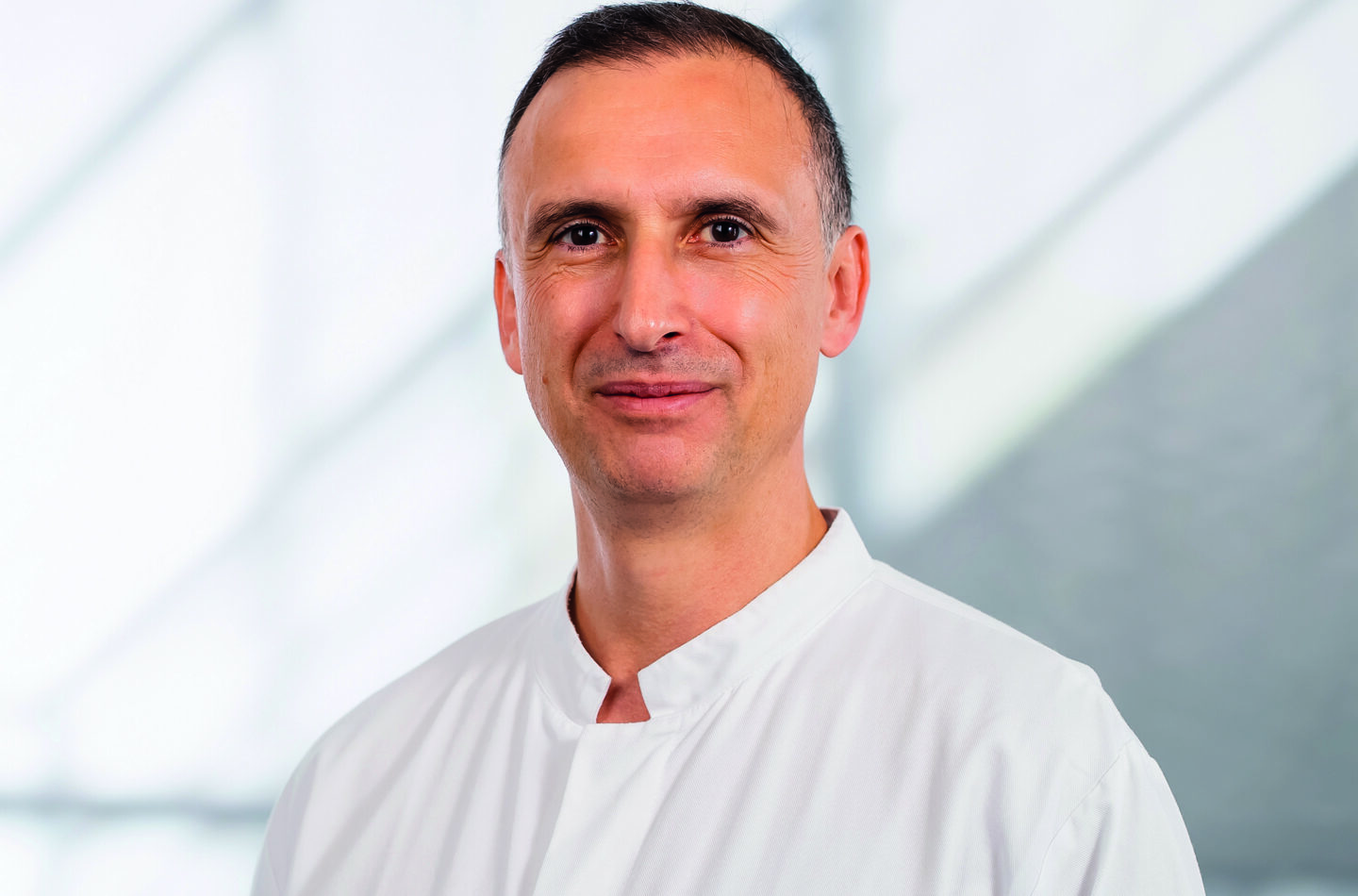 Dr. Konstantinos Moutzouris, Leitender Oberarzt der Abteilung für Allgemein- und Viszeralchirurgie am Krankenhaus Lauf, Stv. Leiter des Zentrums für Allgemein-, Viszeral- und Thoraxchirurgie.