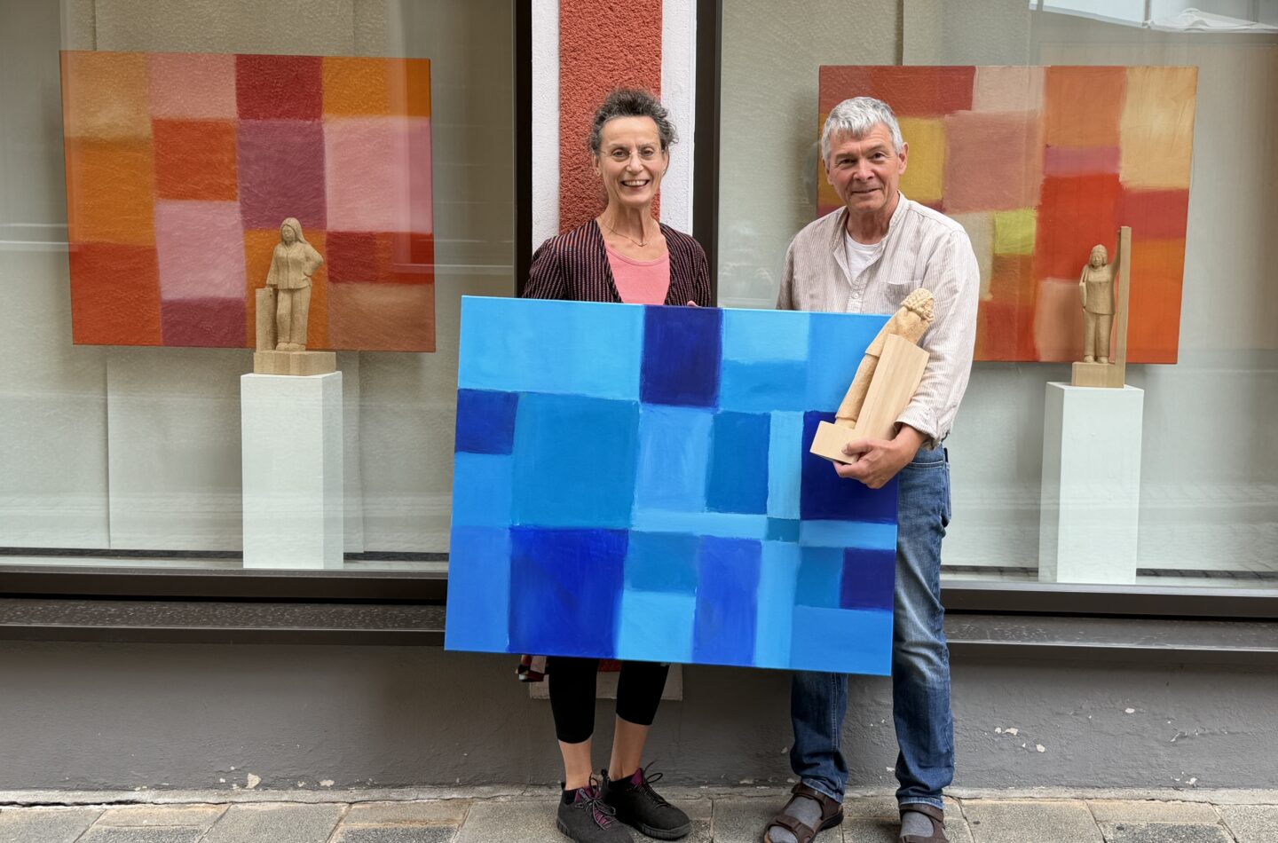 So gut können sich Malerei und Skulptur ergänzen: Werke von Ingrid Pflaum und Andreas Hauter.