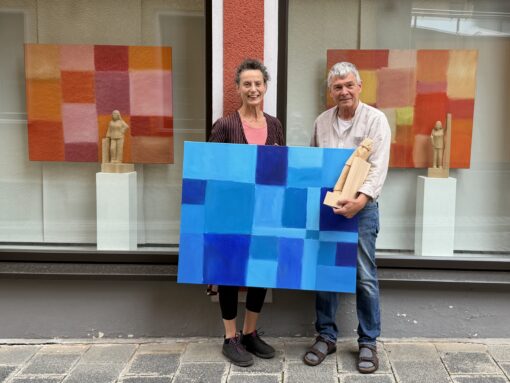 So gut können sich Malerei und Skulptur ergänzen: Werke von Ingrid Pflaum und Andreas Hauter.