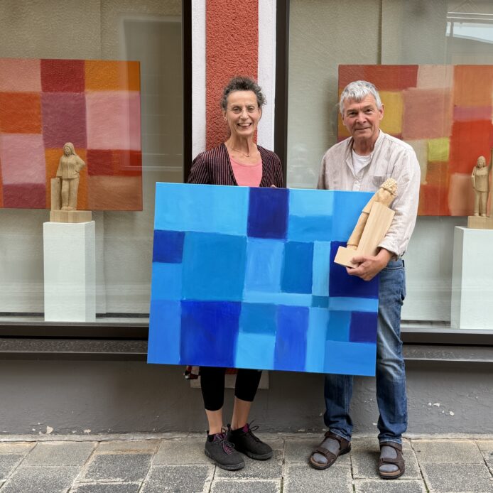 So gut können sich Malerei und Skulptur ergänzen: Werke von Ingrid Pflaum und Andreas Hauter.