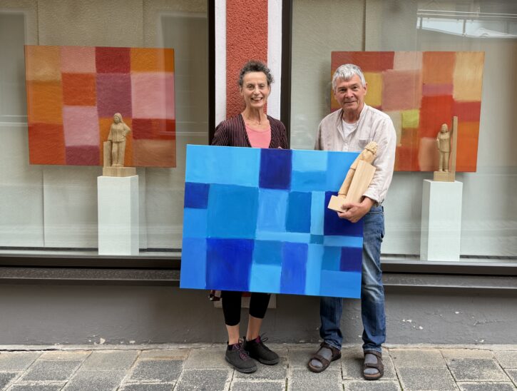 So gut können sich Malerei und Skulptur ergänzen: Werke von Ingrid Pflaum und Andreas Hauter.