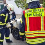 Aktive der Feuerwehr Alfeld zeigen eine technische Rettung.