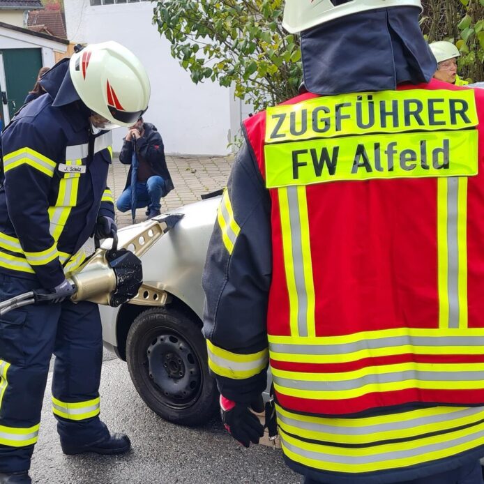 Aktive der Feuerwehr Alfeld zeigen eine technische Rettung.