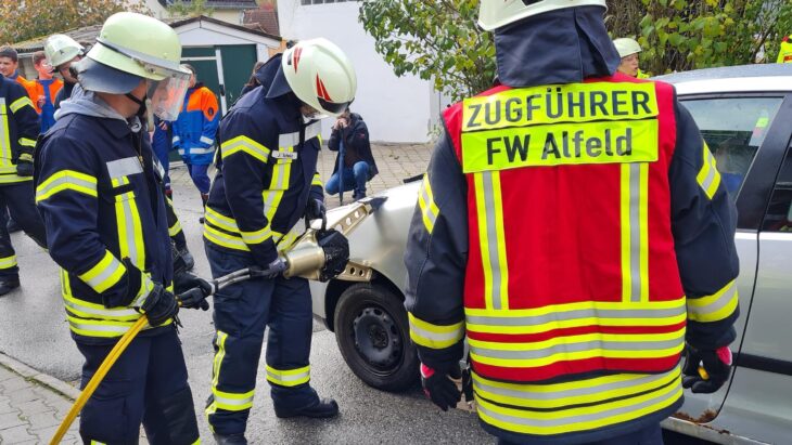Aktive der Feuerwehr Alfeld zeigen eine technische Rettung.