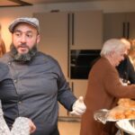 Khalil Wesha bietet mit seiner Frau einen Kochkurs für Kinder im Koho an - eines von mehreren kulinarischen Angeboten.