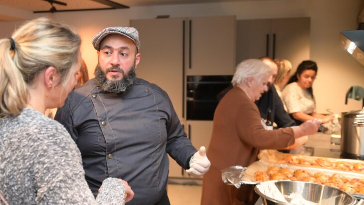 Khalil Wesha bietet mit seiner Frau einen Kochkurs für Kinder im Koho an - eines von mehreren kulinarischen Angeboten.
