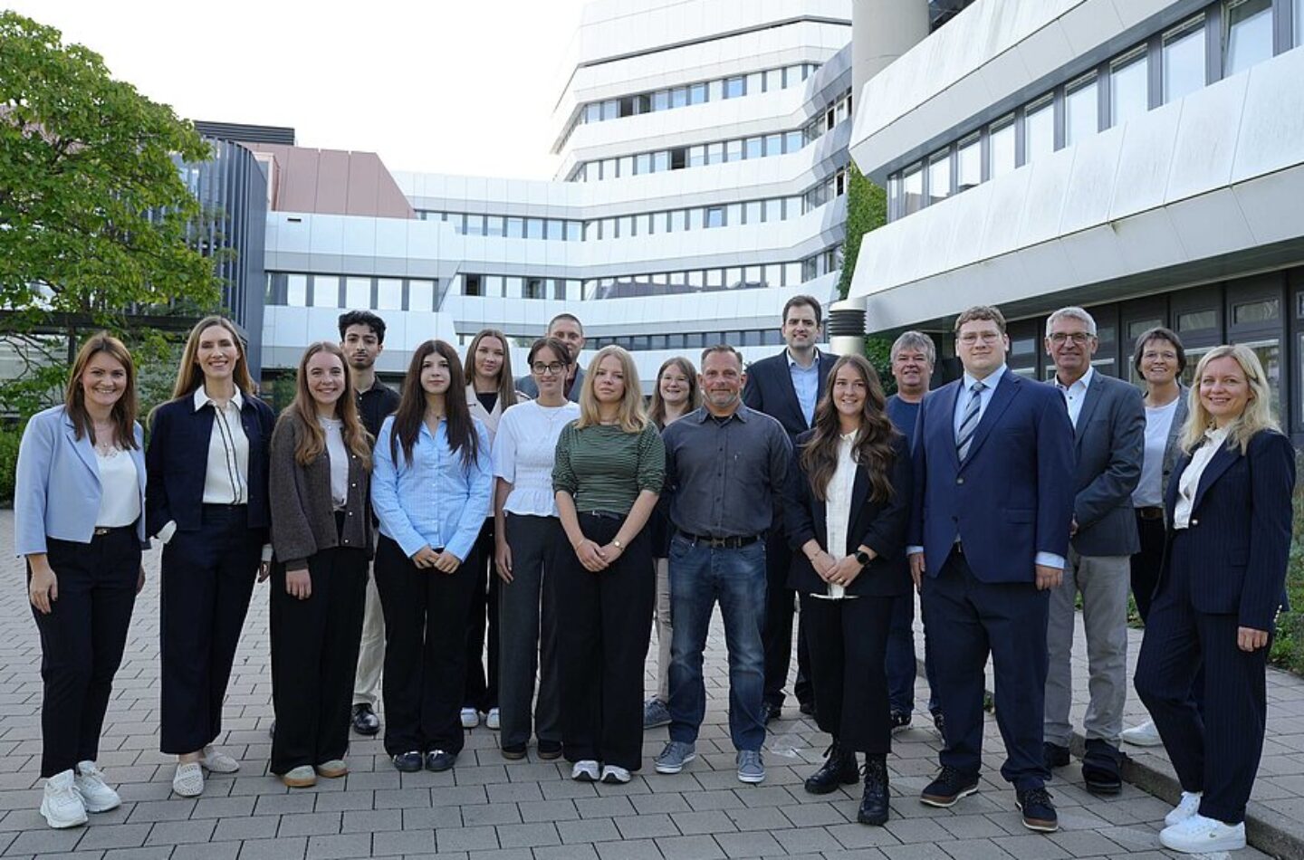 Mehrere Personen vor einem Gebäude