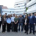 Mehrere Personen vor einem Gebäude