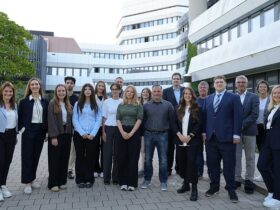 Mehrere Personen vor einem Gebäude