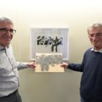 Der Stellvertretenden Landrat Helmut Brückner (links) mit Künstler Gerhard Wokurka bei der Ausstellungseröffnung.