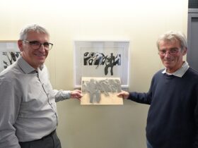 Der Stellvertretenden Landrat Helmut Brückner (links) mit Künstler Gerhard Wokurka bei der Ausstellungseröffnung.