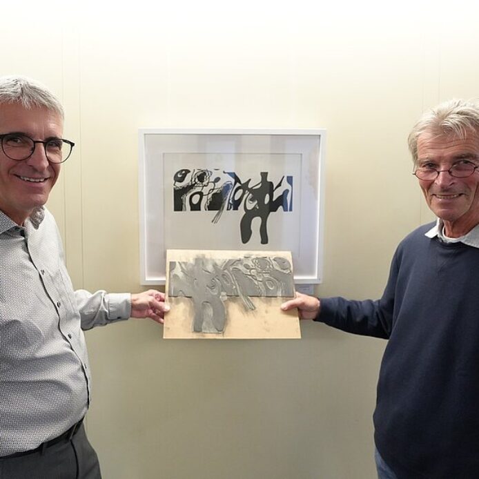 Der Stellvertretenden Landrat Helmut Brückner (links) mit Künstler Gerhard Wokurka bei der Ausstellungseröffnung.