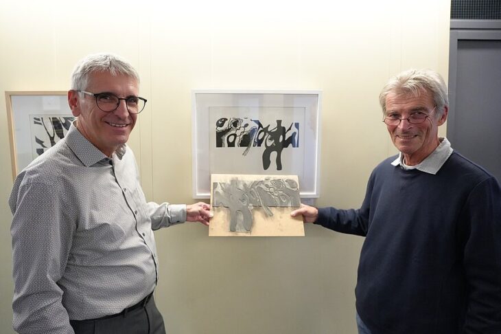 Der Stellvertretenden Landrat Helmut Brückner (links) mit Künstler Gerhard Wokurka bei der Ausstellungseröffnung.