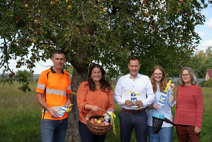 Kreisbauhofleiter Bernd Hirschmann, CSU-Kreisrätin Nina Bezold, Landrat Armin Kroder, Regionalmanagerin Sophie Linnert und Nina Beilicke, Kreisfachberaterin für Gartenbau und Landschaftspflege (von links).