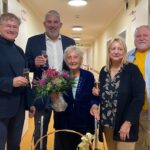 CJT-Schulleiter Wolf Kraus (links), Bürgermeister Thomas Lang (2. von links), Tochter Elisabeth Geißelbrecht und ihr Mann Wolfgang Geißelbrecht gratulierten Elisabeth Provaznik zu ihrem 101. Geburtstag.