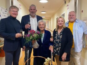 CJT-Schulleiter Wolf Kraus (links), Bürgermeister Thomas Lang (2. von links), Tochter Elisabeth Geißelbrecht und ihr Mann Wolfgang Geißelbrecht gratulierten Elisabeth Provaznik zu ihrem 101. Geburtstag.
