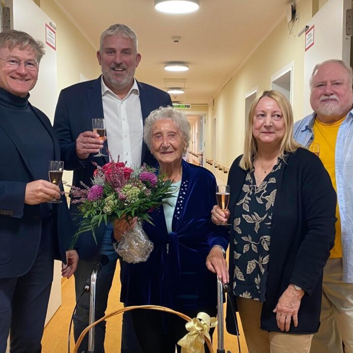 CJT-Schulleiter Wolf Kraus (links), Bürgermeister Thomas Lang (2. von links), Tochter Elisabeth Geißelbrecht und ihr Mann Wolfgang Geißelbrecht gratulierten Elisabeth Provaznik zu ihrem 101. Geburtstag.