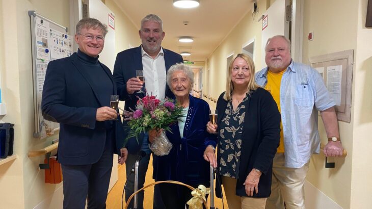 CJT-Schulleiter Wolf Kraus (links), Bürgermeister Thomas Lang (2. von links), Tochter Elisabeth Geißelbrecht und ihr Mann Wolfgang Geißelbrecht gratulierten Elisabeth Provaznik zu ihrem 101. Geburtstag.