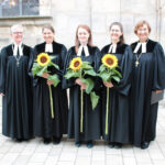 Dekanin Veronika Zieske (links) und Regionalbischöfin Elisabeth Hann von Weyhern (rechts) mit den drei Dienstanfängerinnen (von links): Dorothea Bohner, Miriam Schilling und Rebecca Balthasar.