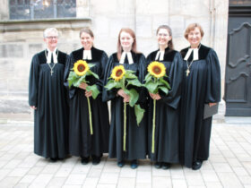 Dekanin Veronika Zieske (links) und Regionalbischöfin Elisabeth Hann von Weyhern (rechts) mit den drei Dienstanfängerinnen (von links): Dorothea Bohner, Miriam Schilling und Rebecca Balthasar.