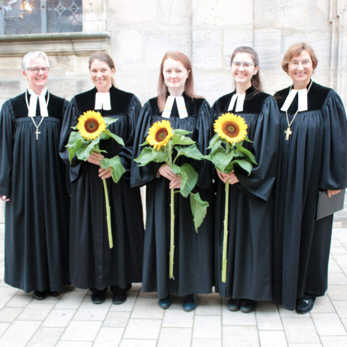 Dekanin Veronika Zieske (links) und Regionalbischöfin Elisabeth Hann von Weyhern (rechts) mit den drei Dienstanfängerinnen (von links): Dorothea Bohner, Miriam Schilling und Rebecca Balthasar.