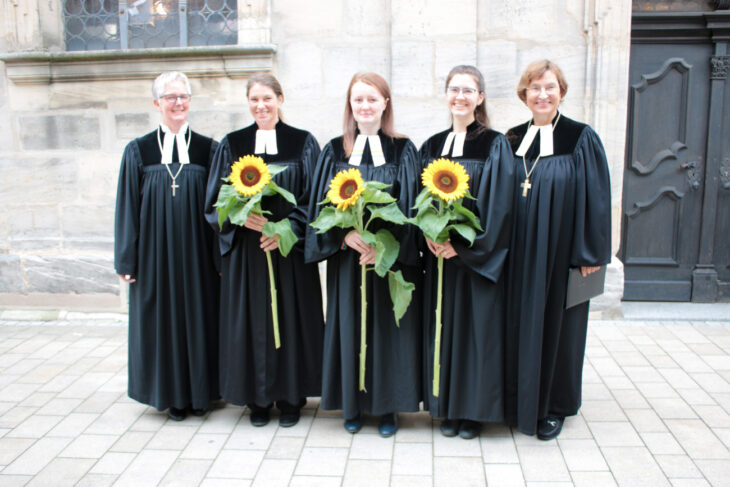 Dekanin Veronika Zieske (links) und Regionalbischöfin Elisabeth Hann von Weyhern (rechts) mit den drei Dienstanfängerinnen (von links): Dorothea Bohner, Miriam Schilling und Rebecca Balthasar.
