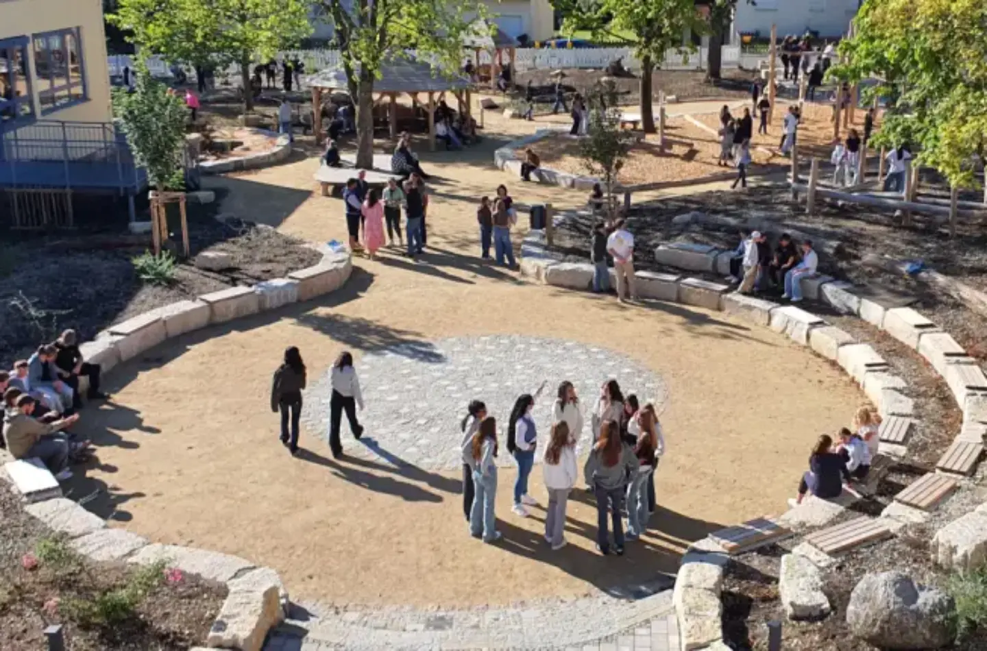 Ein Schulhof, der bewegt, Natur erlebbar macht und Gemeinschaft schafft – und damit weit über die klassische Funktion eines Pausenhofs hinausgeht. Der Pausenhof der Schnaittacher Mittelschule wurde kürzlich der Schulfamilie übergeben.