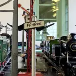Die Blechbahnen können nicht nur beobachtet, es darf auch mit ihnen gespielt werden.
