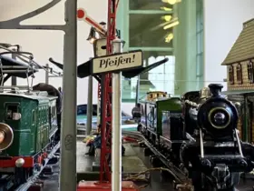 Die Blechbahnen können nicht nur beobachtet, es darf auch mit ihnen gespielt werden.