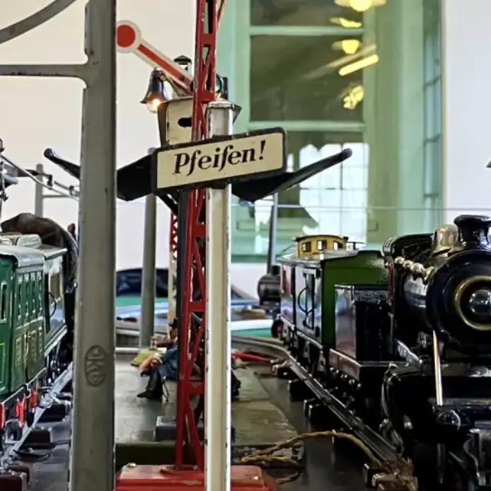 Die Blechbahnen können nicht nur beobachtet, es darf auch mit ihnen gespielt werden.