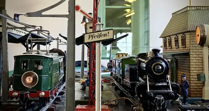 Die Blechbahnen können nicht nur beobachtet, es darf auch mit ihnen gespielt werden.