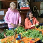 Hopfenkränze und Hopfensträuche wurden gebunden und konnten von Besucherinnen und Besuchern gekauft werden.