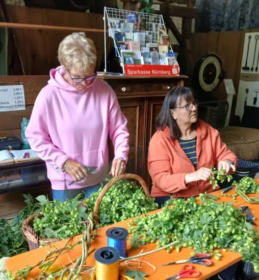 Hopfenkränze und Hopfensträuche wurden gebunden und konnten von Besucherinnen und Besuchern gekauft werden.