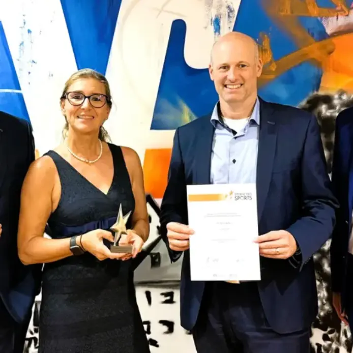 Den Stern des Sports bekam Monika Vollmer, Vorsitzende des TV 1877 Lauf, bei der feierlichen Übergabe überreicht von (v. li.) Thomas Geißdörfer (Vorstandsvorsitzender Spar+Kreditbank), Kai Nitschke (Leiter Privatkunden Spar+Kreditbank) und Martin Arnold (Prokurist VR-Bank Mittelfranken Mitte).