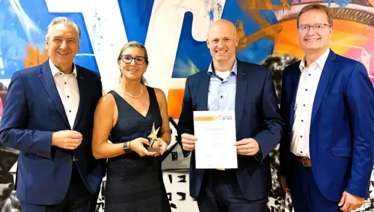 Den Stern des Sports bekam Monika Vollmer, Vorsitzende des TV 1877 Lauf, bei der feierlichen Übergabe überreicht von (v. li.) Thomas Geißdörfer (Vorstandsvorsitzender Spar+Kreditbank), Kai Nitschke (Leiter Privatkunden Spar+Kreditbank) und Martin Arnold (Prokurist VR-Bank Mittelfranken Mitte).