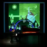 Stefan Danhof sitzt am Klavier, Karoline und Martin Hofmann sorgen für die Video-Animationen.