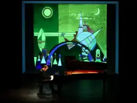 Stefan Danhof sitzt am Klavier, Karoline und Martin Hofmann sorgen für die Video-Animationen.