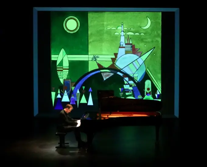 Stefan Danhof sitzt am Klavier, Karoline und Martin Hofmann sorgen für die Video-Animationen.