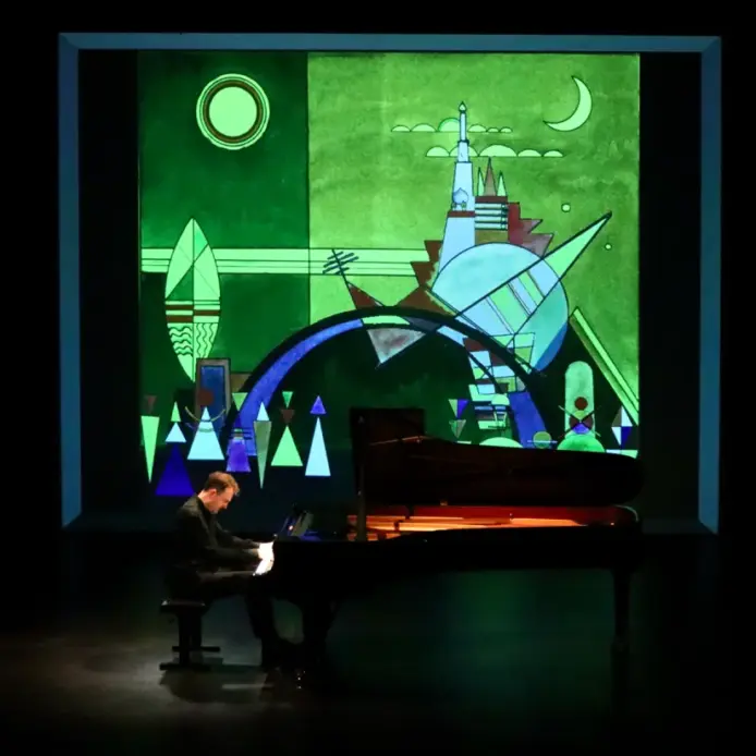 Stefan Danhof sitzt am Klavier, Karoline und Martin Hofmann sorgen für die Video-Animationen.