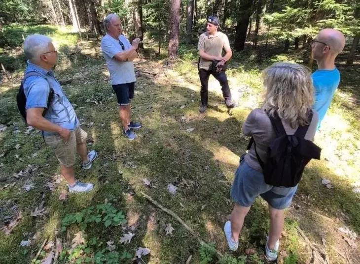 Die Feuchter Grünen haben sich über die Holzernte im Reichswald informiert.