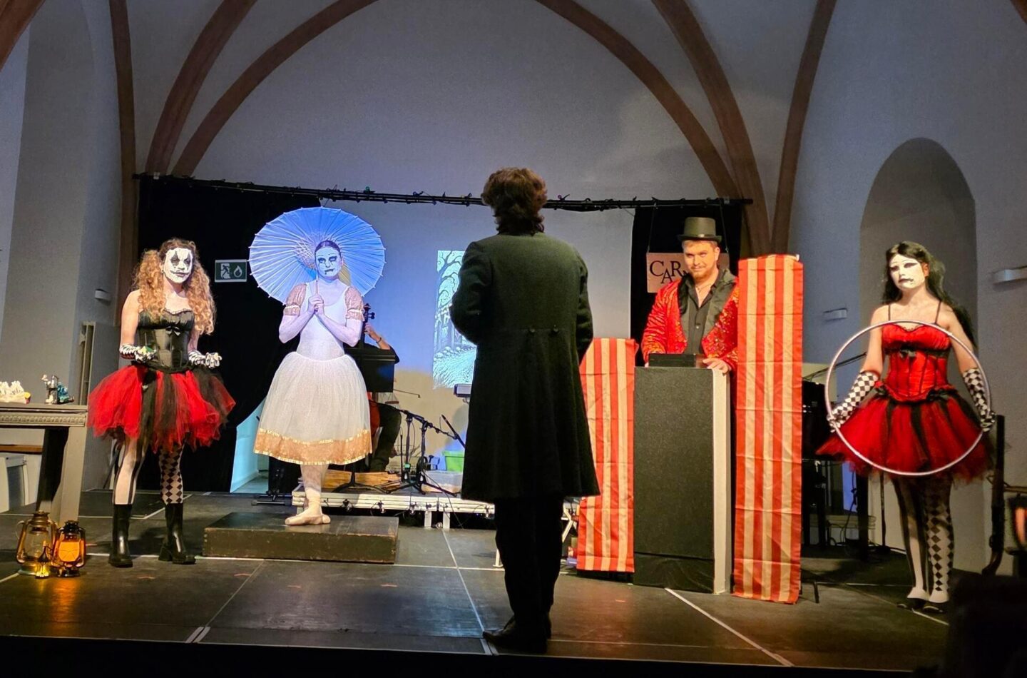 In einen geheimnisvollen Spuk-Raum verwandelte sich der Kaisersaal bei den Stücken der English Dramatic Society.