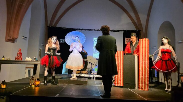 In einen geheimnisvollen Spuk-Raum verwandelte sich der Kaisersaal bei den Stücken der English Dramatic Society.