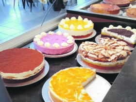'Da schmeckt’s wie bei Oma.'
Das Herzstück des Cafés sind die Kuchen und Torten aus Claudias Backstube.