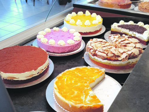 'Da schmeckt’s wie bei Oma.'
Das Herzstück des Cafés sind die Kuchen und Torten aus Claudias Backstube.
